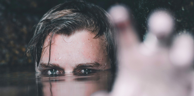 Il fragile trono dell’onnipotenza