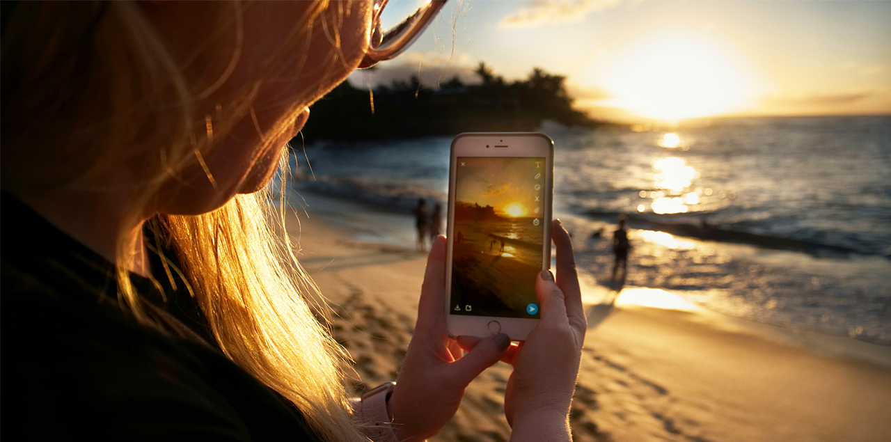 in ufficio d'estate mentre tutti postano il mare